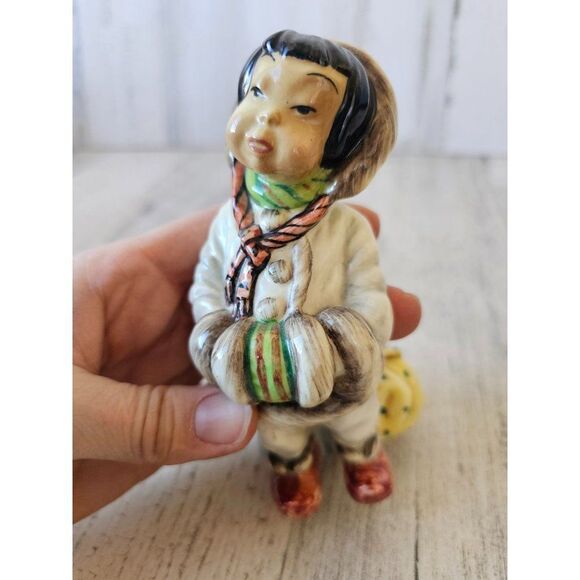 Gort snowflake Eskimo figurine vintage bone china statue girl Chinese Japanese - Picture 6 of 9